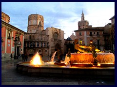 Valencia by night - Plaza Virgen